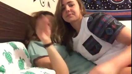 Две подружки изображают из себя лесбиянок на вебку