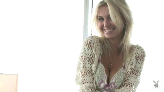 Откровенная молодая блондинка балует своим телом и сиськами