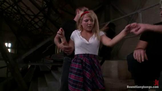 Четверо парней на складе трахнули в рот связанную студентку